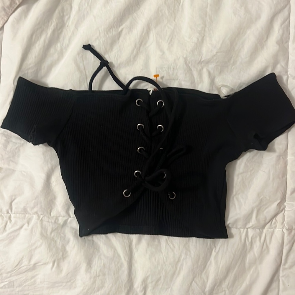Lace up off-the-shoulder crop top 🖤